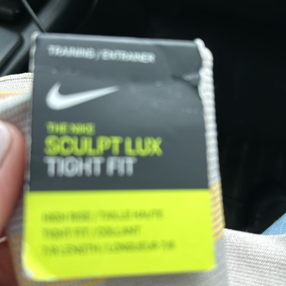 The Nike Sculpt Lux tight fit - Picture 2 of 5